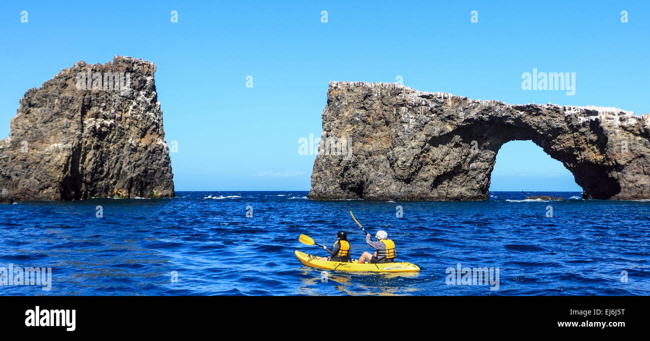Kayakers Da Arch Rock nel Parco Nazionale delle Isole del Canale Foto Stock