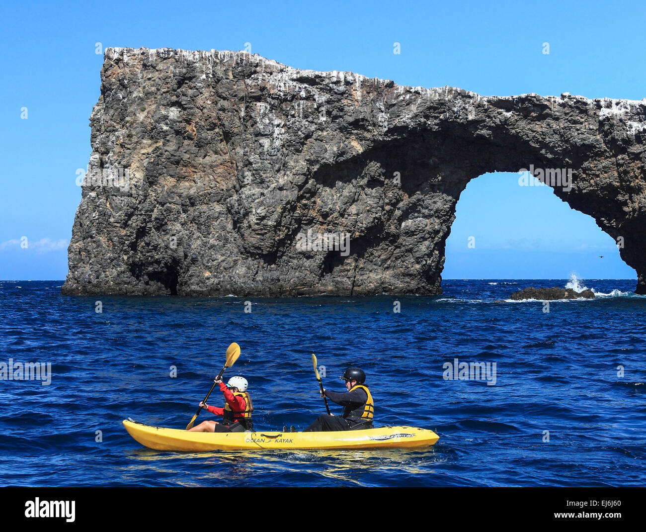 Kayakers racchetta al di là di Arch Rock presso il Parco Nazionale delle Channel Islands Foto Stock