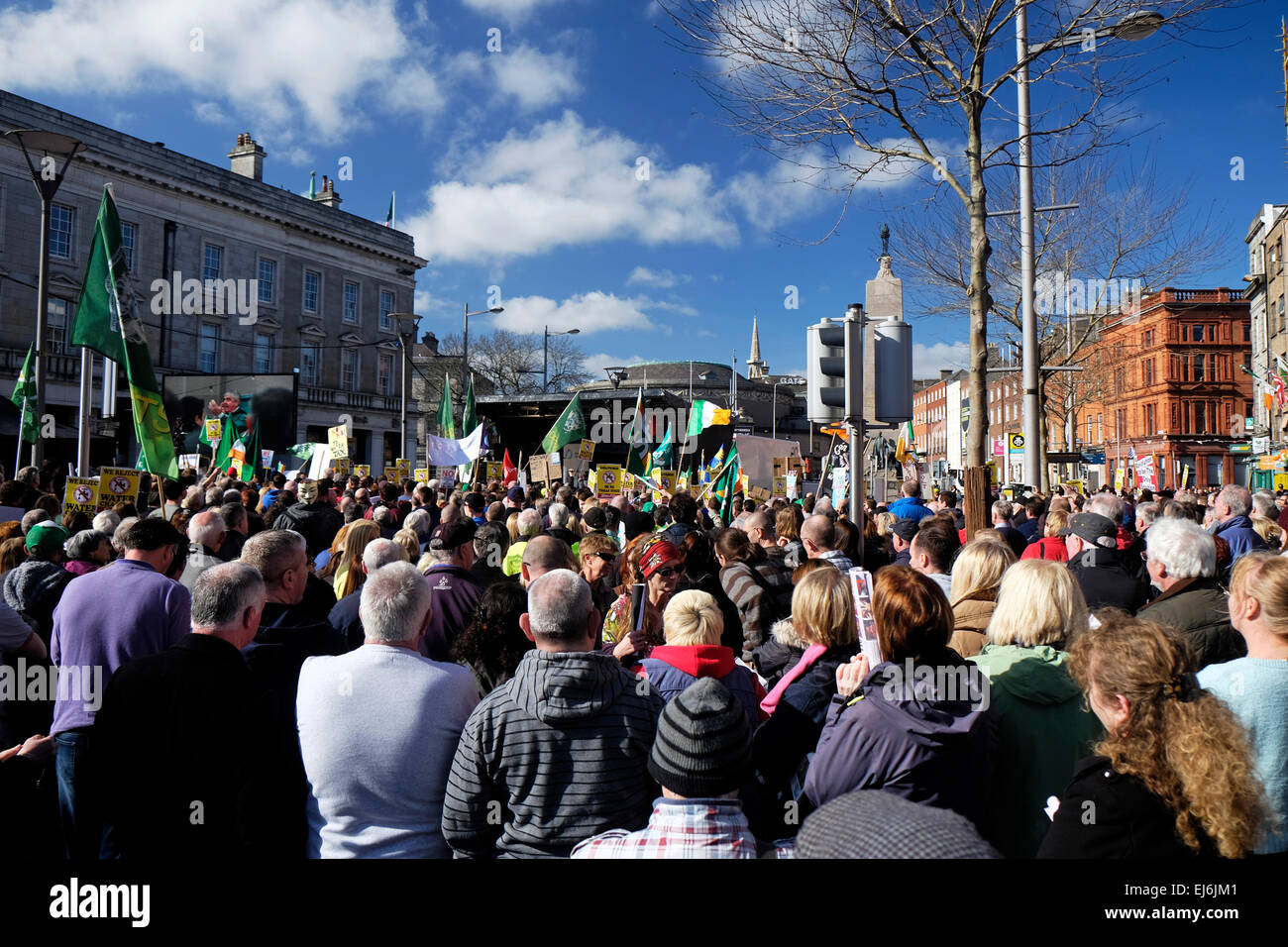Acqua marcia di protesta a Dublino Anti-tariffe idriche manifestanti di Dublino è O'Connell street su 21-03-15 Foto Stock