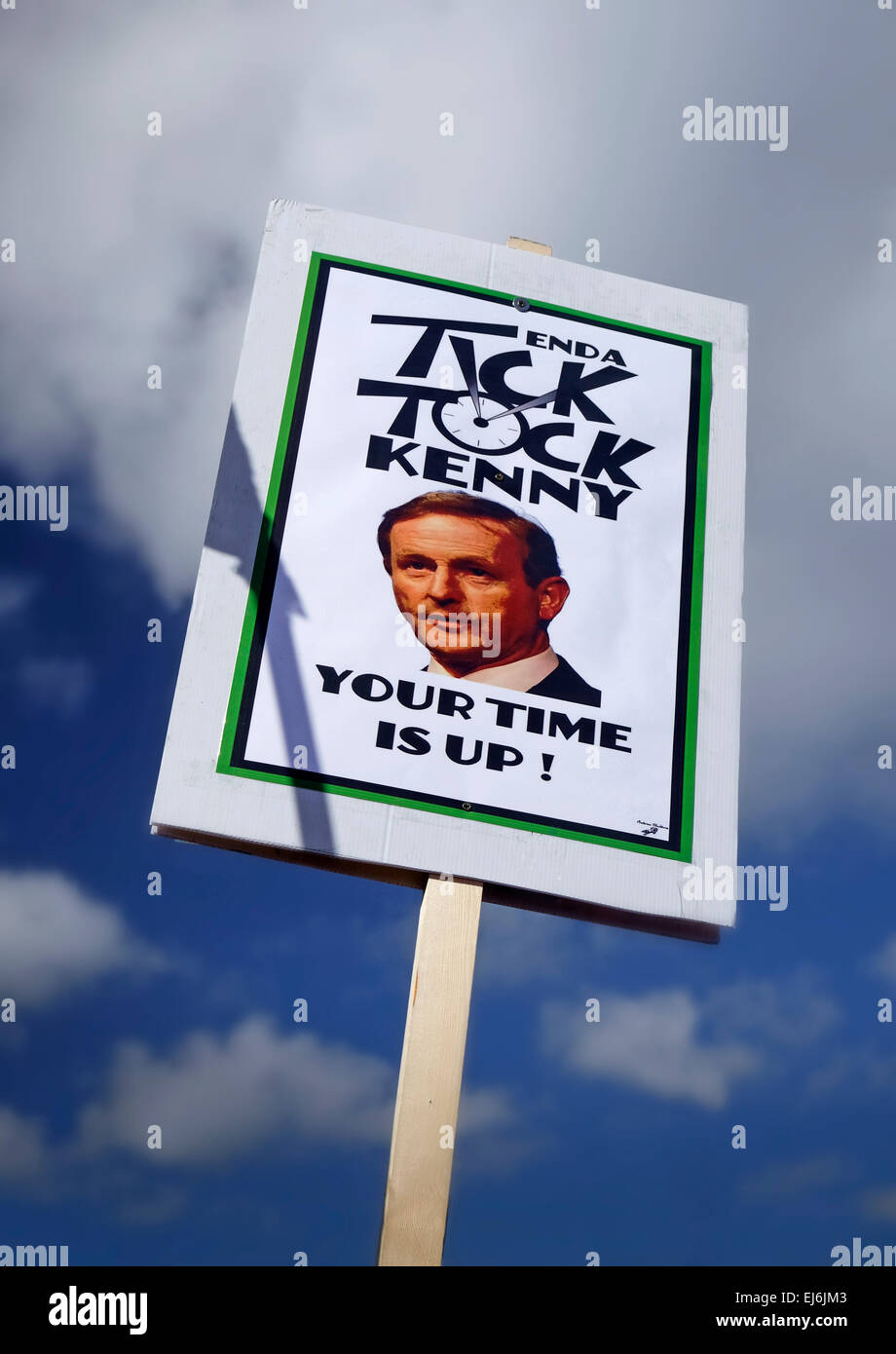 Acqua marzo Anti-tariffe idriche protesta avviso poster Enda Kenny (Primo Ministro irlandese) che il suo regno è finito. Dublino Irlanda Foto Stock