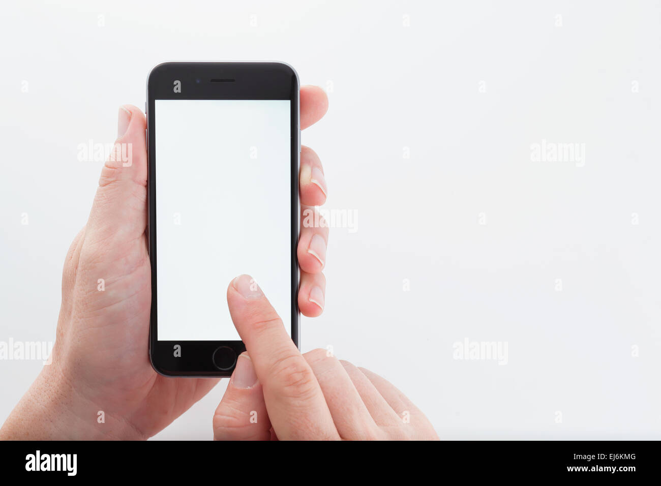 L'uomo utilizza lo smartphone Foto Stock