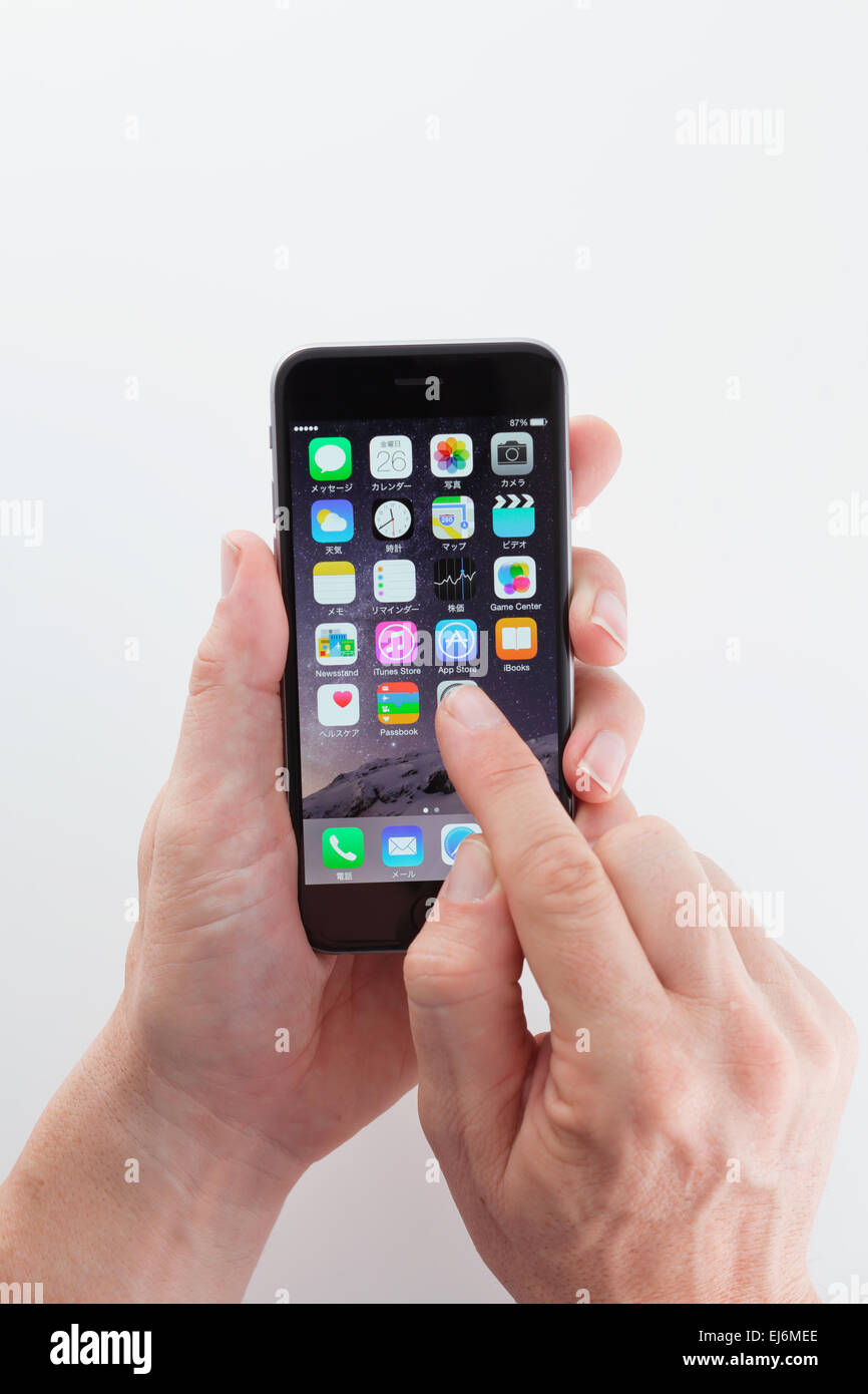 L'uomo utilizza lo smartphone Foto Stock