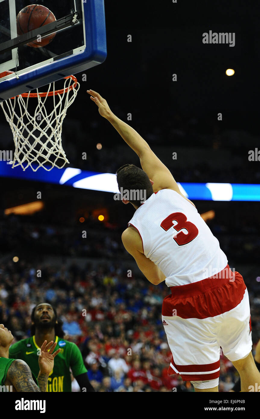 Marzo 22, 2015: Wisconsin Badgers avanti Zak Showalter punteggi off questo layup di retromarcia durante il NCAA di pallacanestro degli uomini di torneo regionale del Midwest 3. round di gioco di gioco tra il Wisconsin Badgers e l'Oregon Ducks al Centurylink Center di Omaha, Nebraska. Wisconsin ha vinto il gioco 72-65. Kendall Shaw/CSM Foto Stock