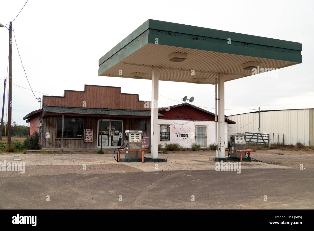 Abbandonata la stazione di gas e praticità negozio in Texas, Stati Uniti d'America Foto Stock
