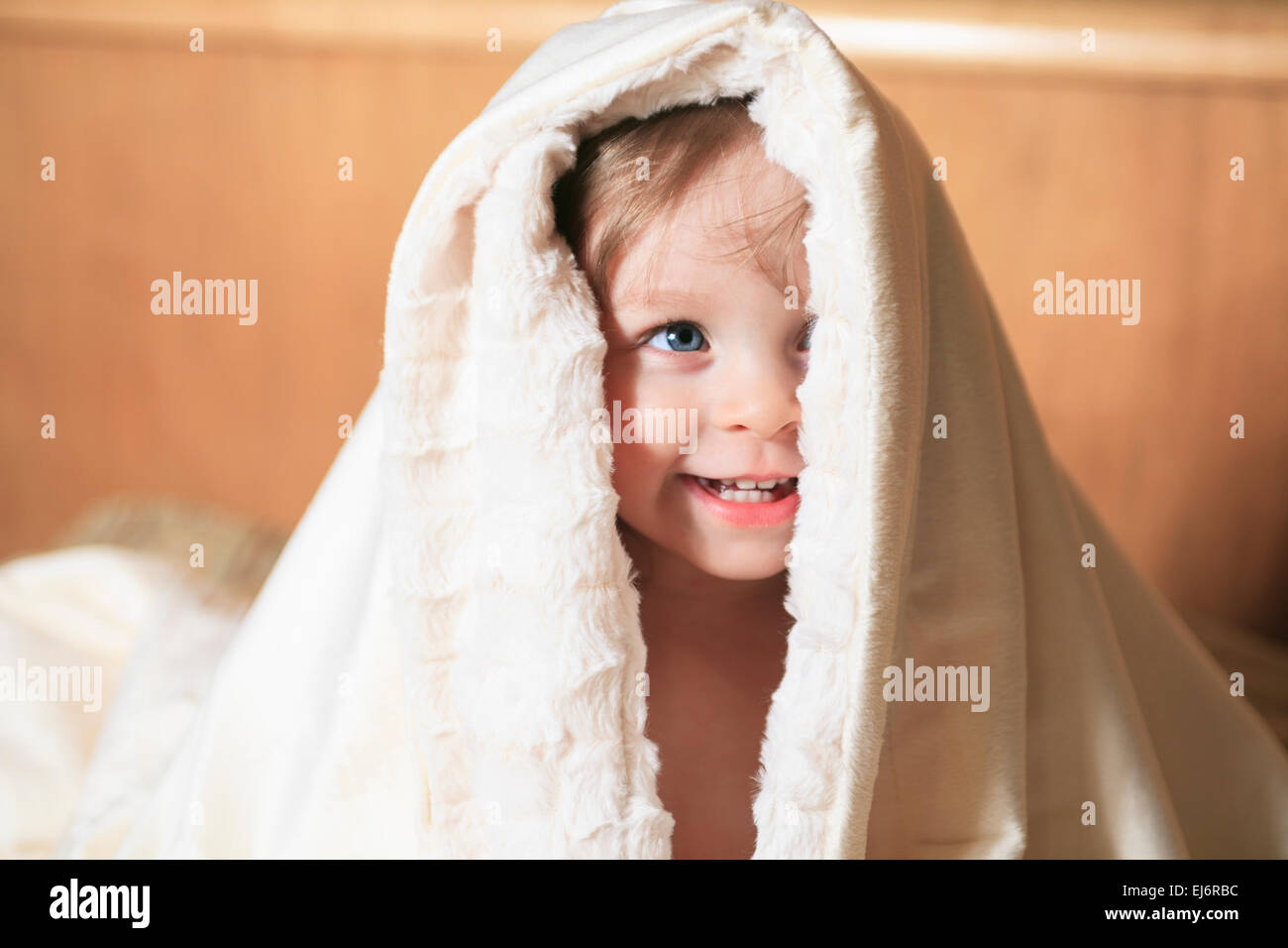 Un bambino con asciugamano nella sua testa, Foto Stock