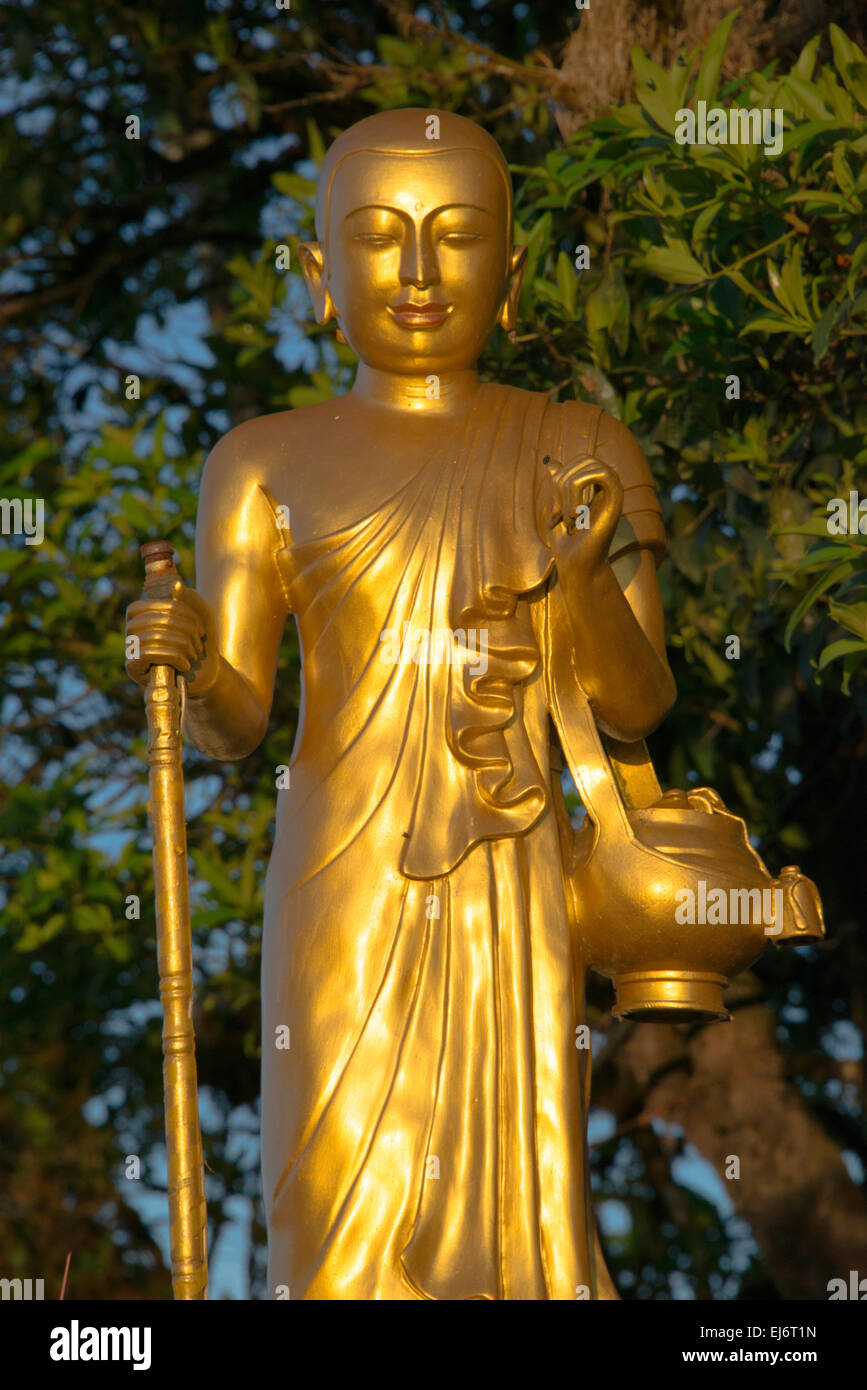 Golden statua buddista, Kyaiktiyo, Stato Mon, Myanmar Foto Stock