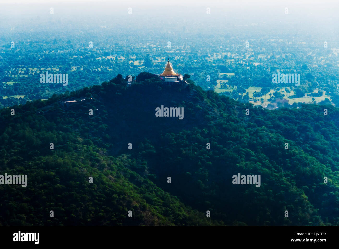Vista aerea di una piccola pagoda sulla cima di una montagna, Bagan, Mandalay Regione, Myanmar Foto Stock