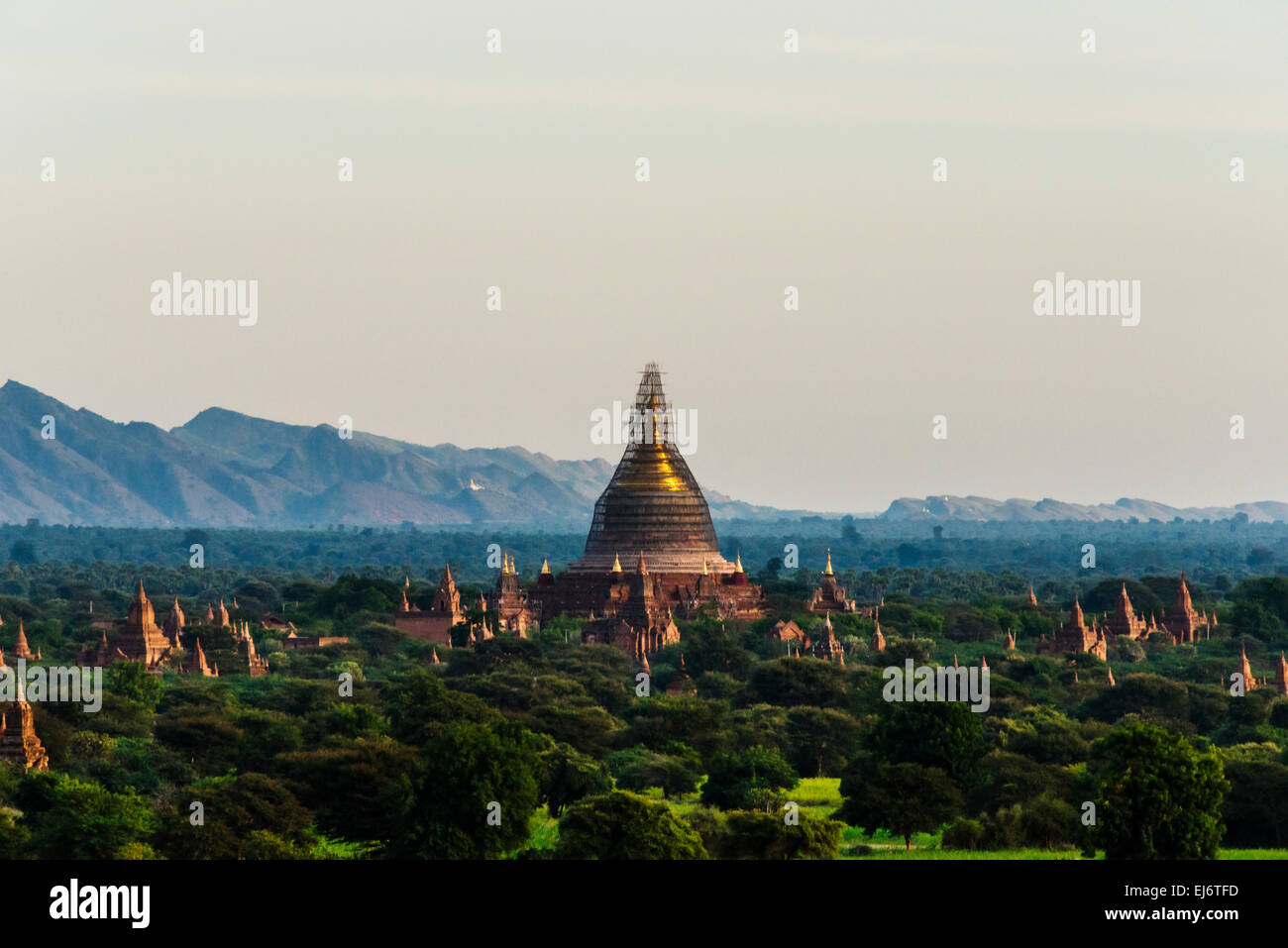 Pagoda in ristrutturazione, Bagan, Mandalay Regione, Myanmar Foto Stock