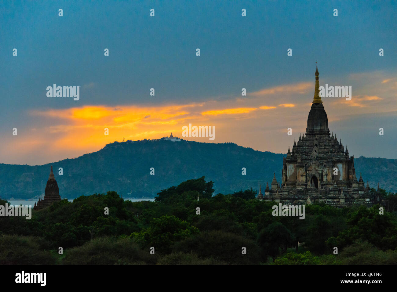 Tempio Thatbyinnyu al tramonto, Bagan, Mandalay Regione, Myanmar Foto Stock