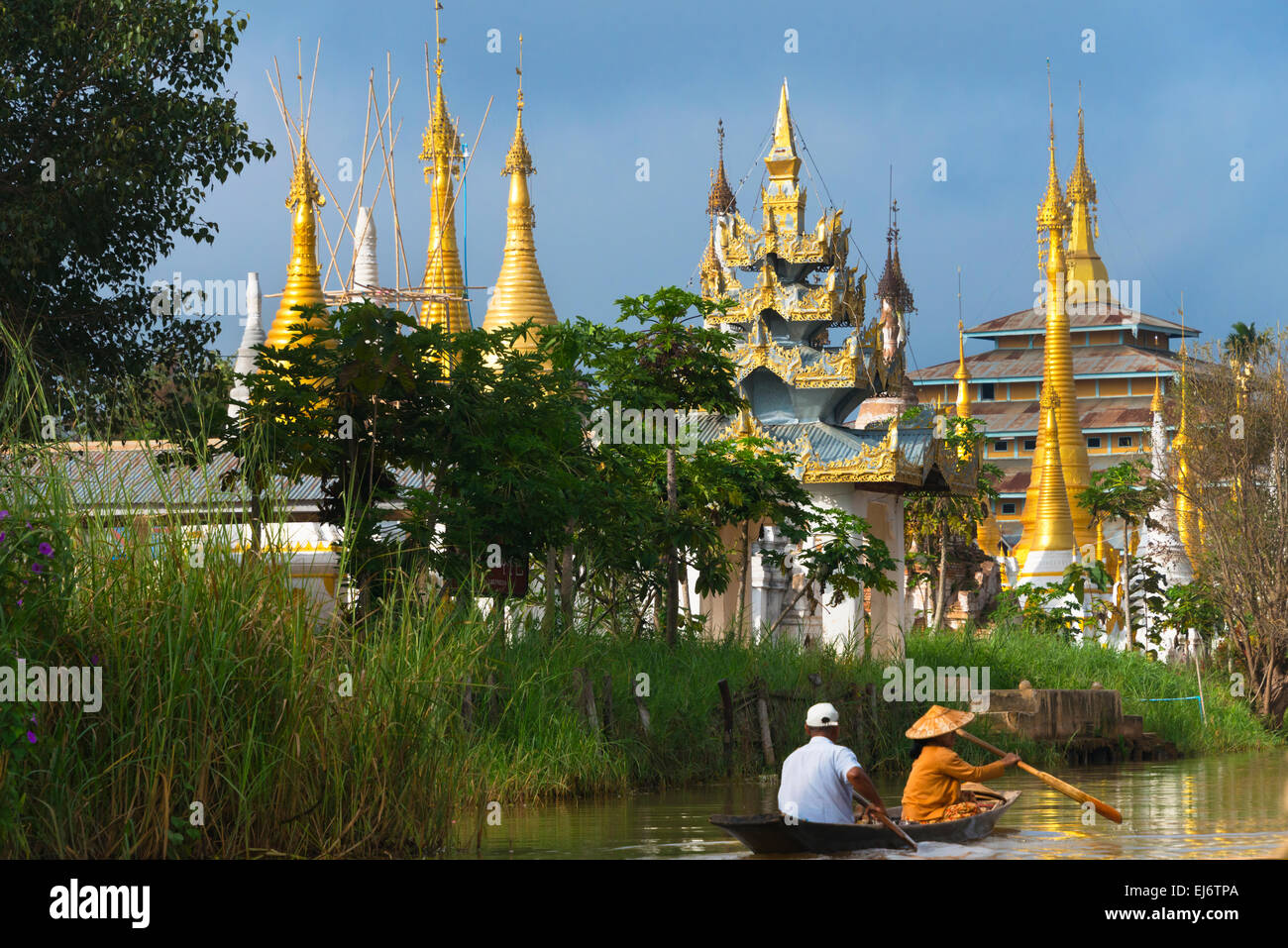 Barche a remi sul Lago Inle, pagode sulla riva, Stato Shan, Myanmar Foto Stock