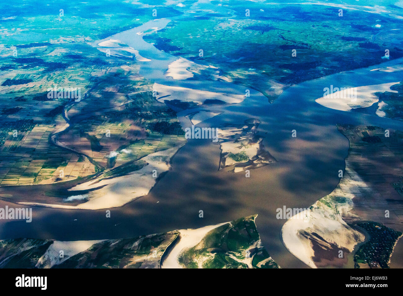 Vista aerea di Ayeyarwady (Irrawaddy) fiume che scorre attraverso i terreni agricoli, Mandalay Myanmar Foto Stock