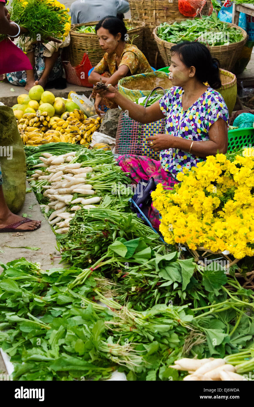 La vendita di fiori e di verdure al mercato, Sittwe, Stato di Rakhine, Myanmar Foto Stock