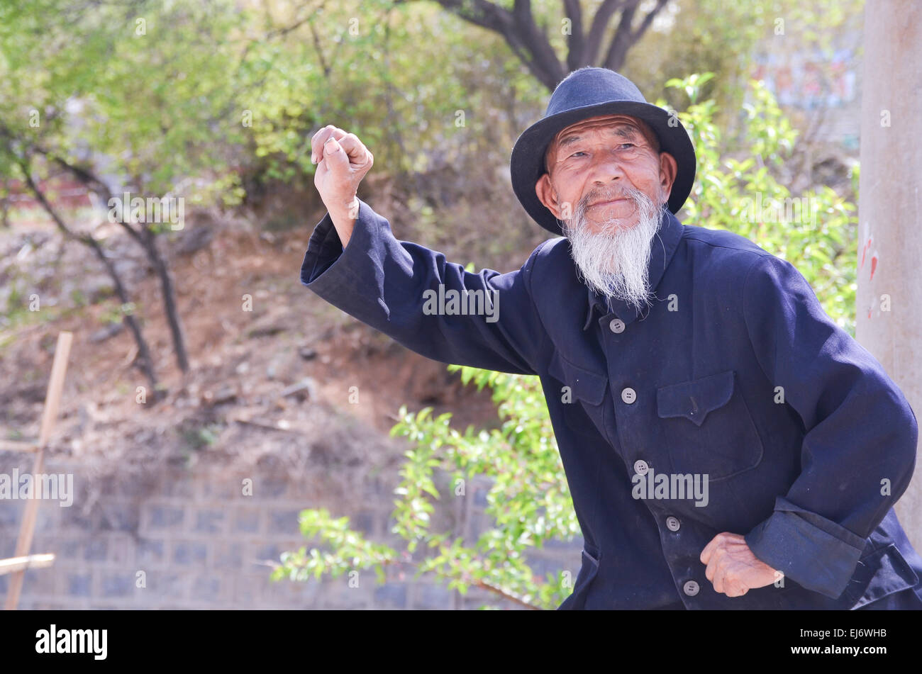Il vecchio uomo cinese fornisce Kung Fu Shaolin dimostrazione nei luo Yang, Cina. Foto Stock