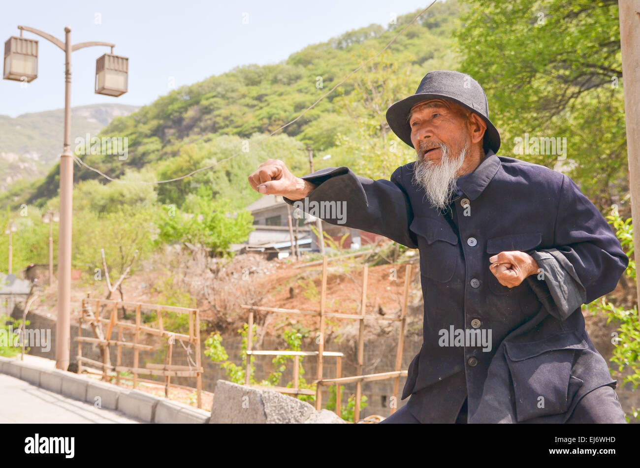 Il vecchio uomo cinese fornisce Kung Fu Shaolin dimostrazione nei luo Yang, Cina. Foto Stock
