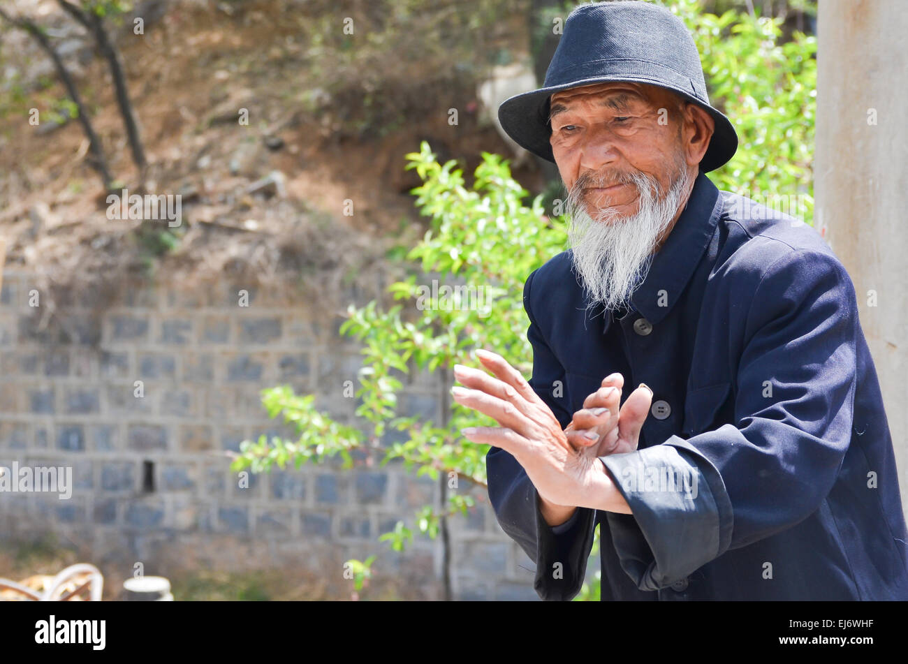 Il vecchio uomo cinese fornisce Kung Fu Shaolin dimostrazione nei luo Yang, Cina. Foto Stock