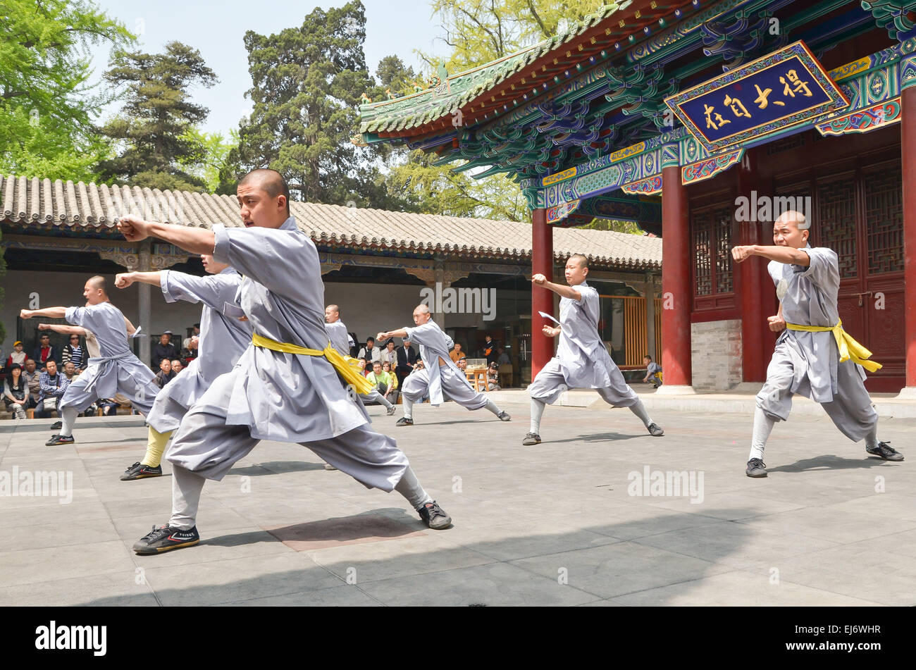 Shaolin Monks Kung Fu la dimostrazione in Luo Yang, Cina Foto stock - Alamy