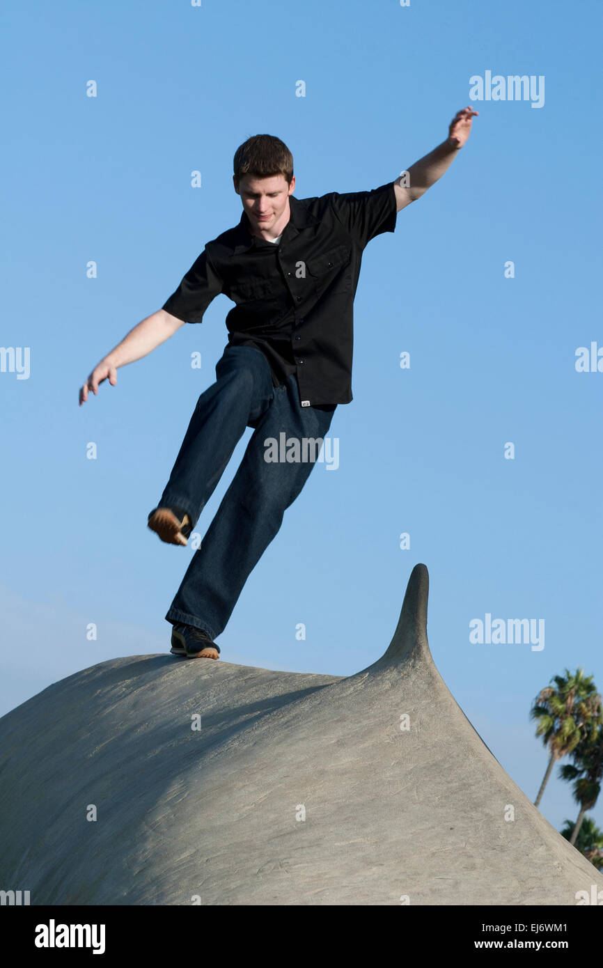 Giovane uomo divertendosi in Chase Palm Park, Santa Barbara, California Foto Stock