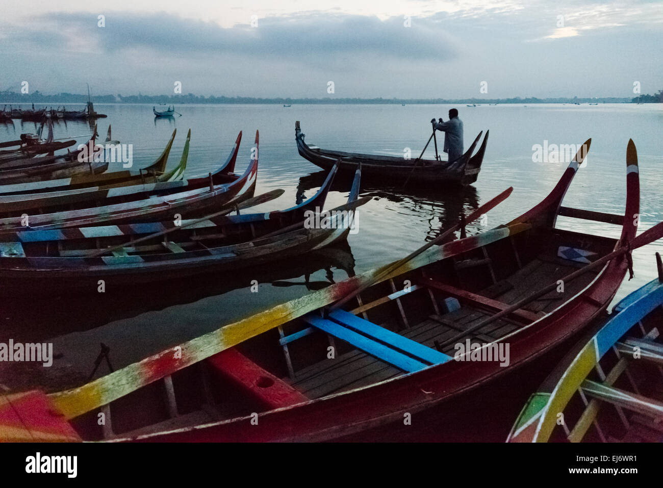 Colorato di canoe sul lago Taungthaman all'alba, Mandalay Myanmar Foto Stock