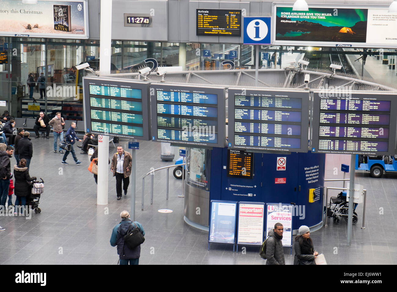 Stazione ferroviaria Manchester Piccadilly concourse e visualizza informazioni,Manchester, Lancashire, Inghilterra Foto Stock