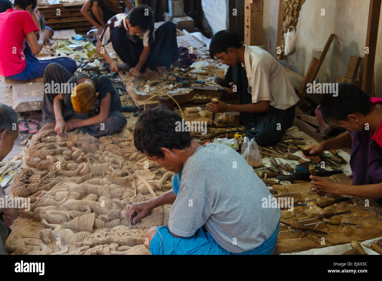 Gli artigiani produrre sculture in legno, Mandalay Myanmar Foto Stock