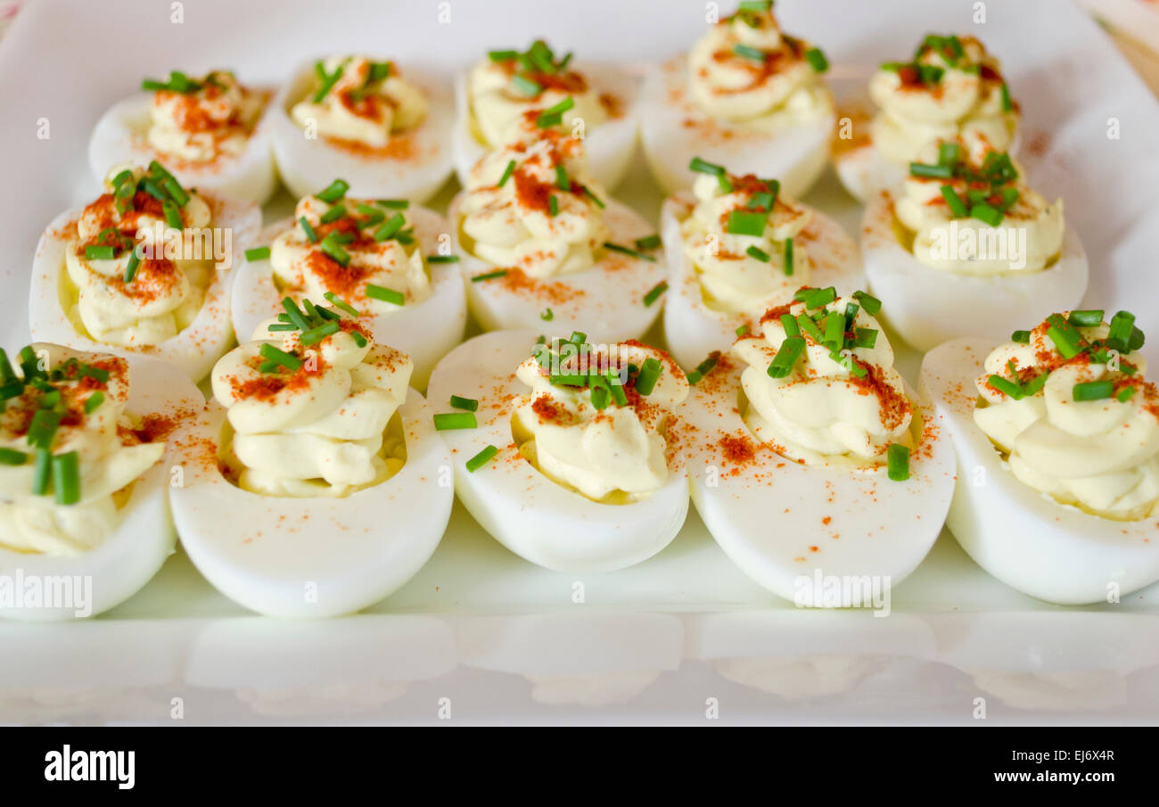 Piastra di deliziose uova devilled pronto per un pranzo picnic, o antipasti.Deviled uova su una piastra. Foto Stock