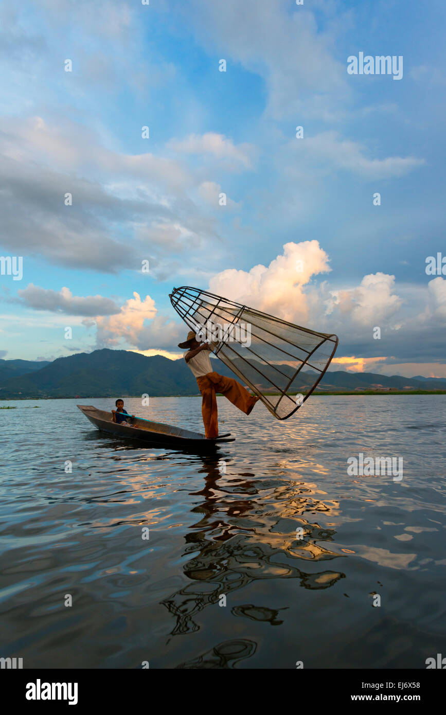 Intha fisherman barca a remi con una gamba al tramonto sul Lago Inle, Stato Shan, Myanmar Foto Stock