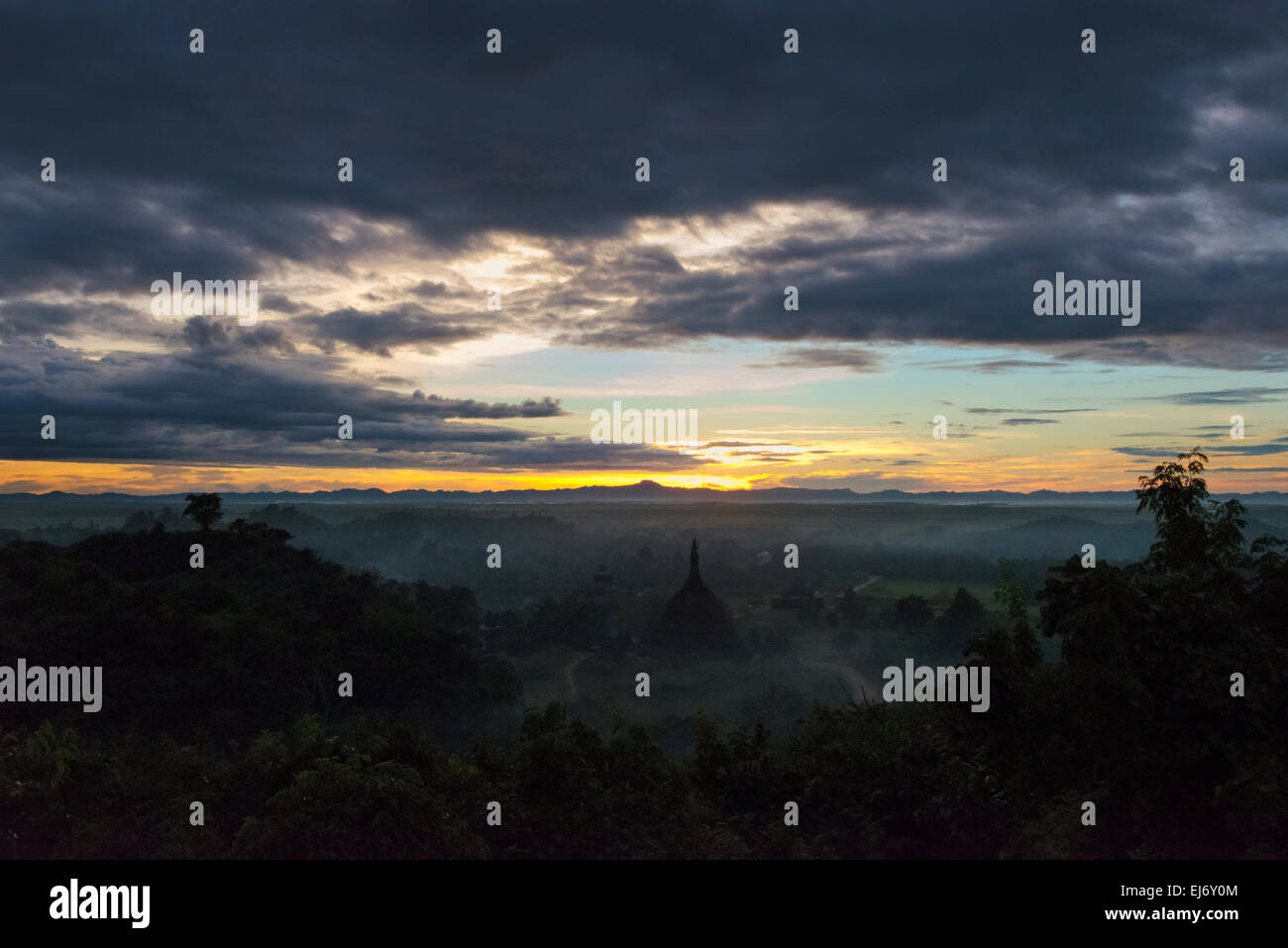 Antichi templi e pagode nella giungla sollevandosi al di sopra di nebbia al tramonto, Mrauk-U, Stato di Rakhine, Myanmar Foto Stock