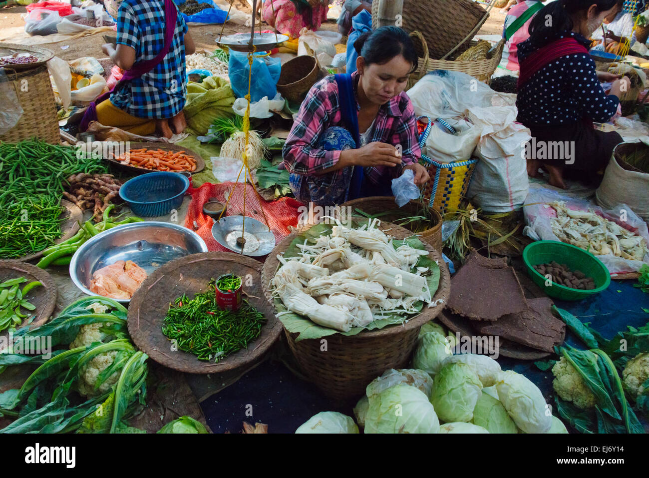 La vendita di verdura al mercato, Lago Inle, Stato Shan, Myanmar Foto Stock