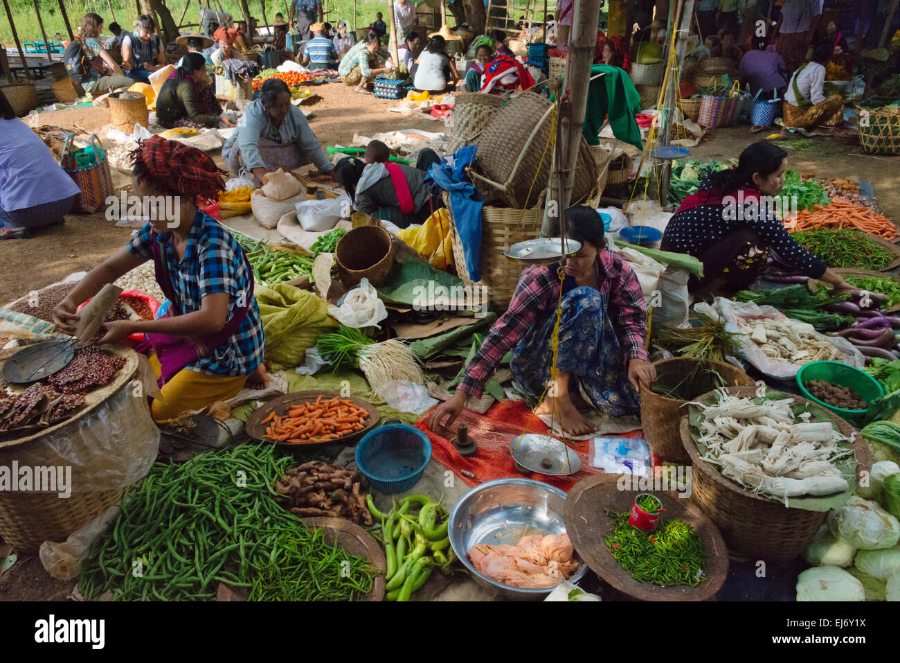 Vegetali di vendita al mercato, Lago Inle, Stato Shan, Myanmar Foto Stock