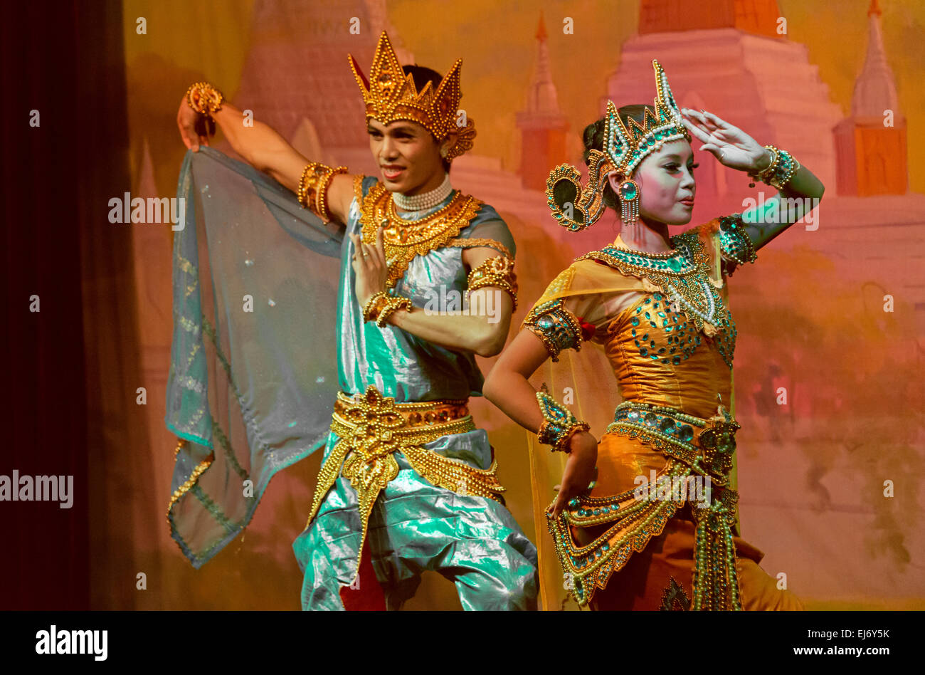 Spettacolo di danza tradizionale, Yangon, Myanmar Foto Stock