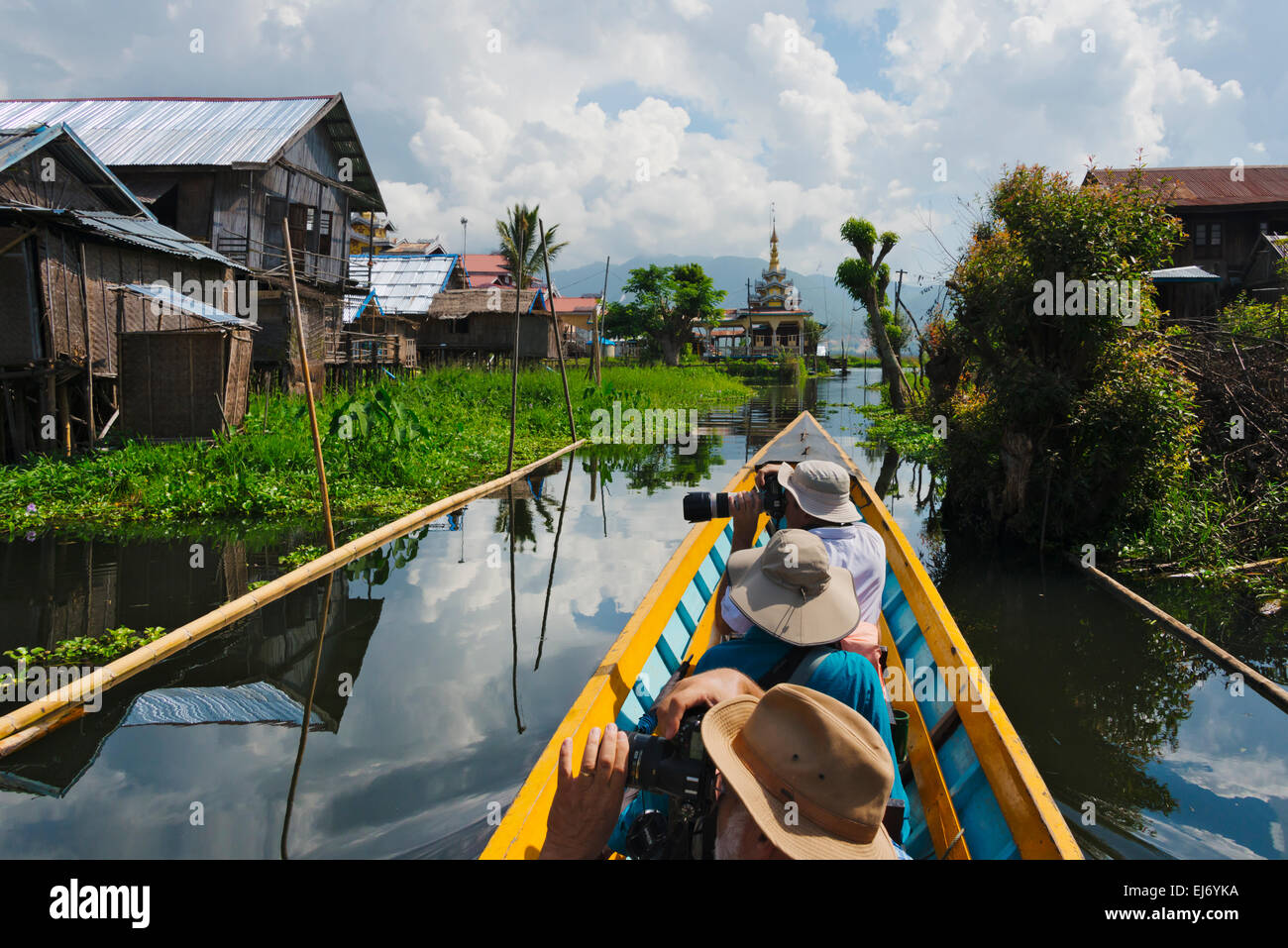 Imbarcazione turistica avvicinando villaggio galleggiante, Lago Inle, Stato Shan, Myanmar Foto Stock