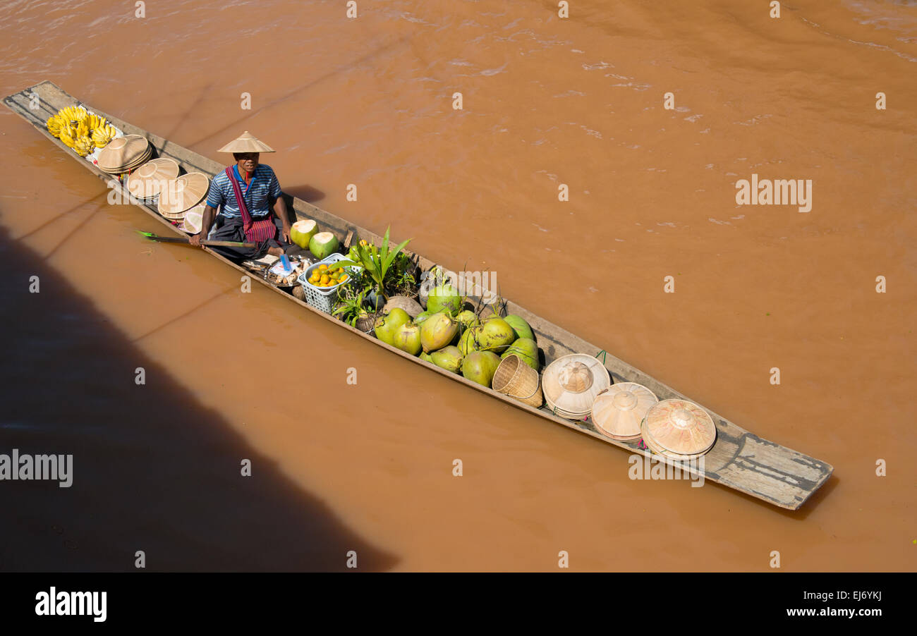 Barca caricata con frutta e verdura sul Lago Inle, Stato Shan, Myanmar Foto Stock