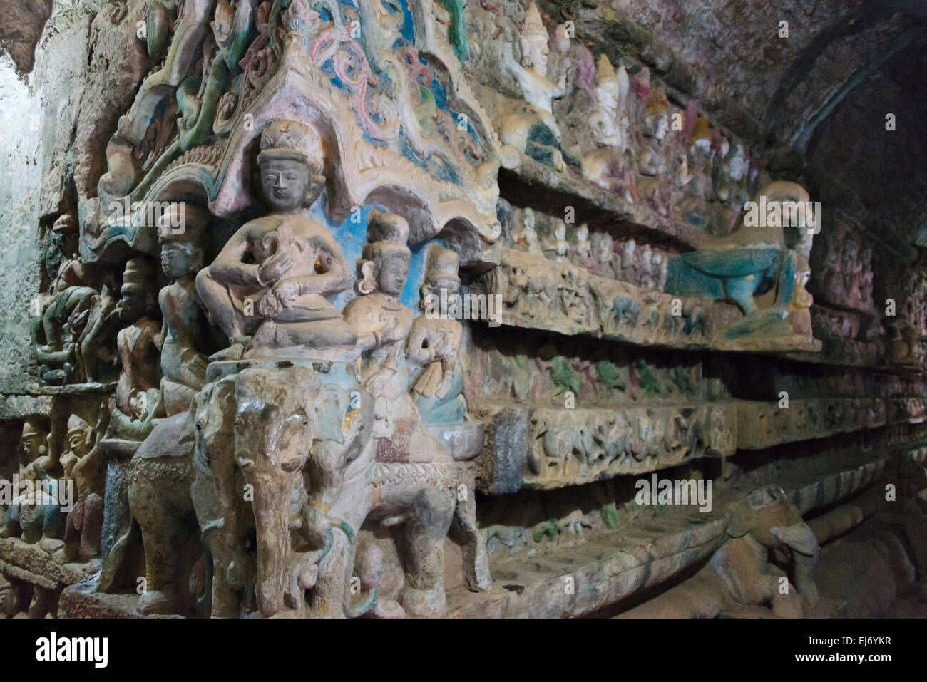 Scultura in pietra nel tempio Shitthaung, Mrauk-U, Stato di Rakhine, Myanmar Foto Stock