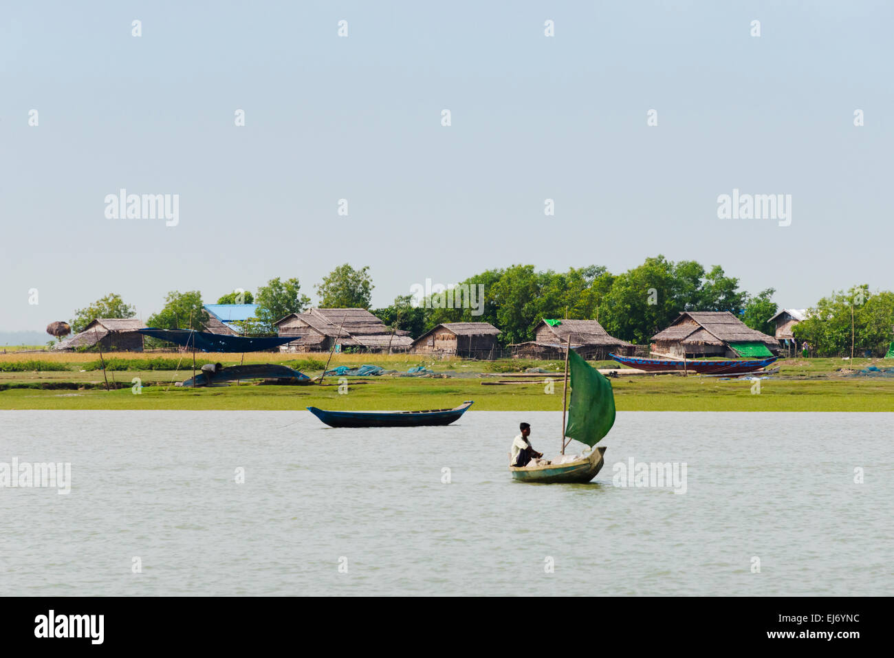 Barche a vela sul fiume Kaladan, tra Mrauk-U e Sittwe, Stato di Rakhine, Myanmar Foto Stock