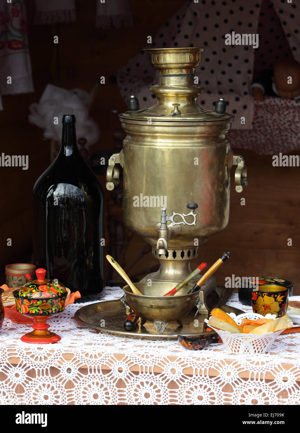 Vecchio tè russo samovar in rame Foto Stock