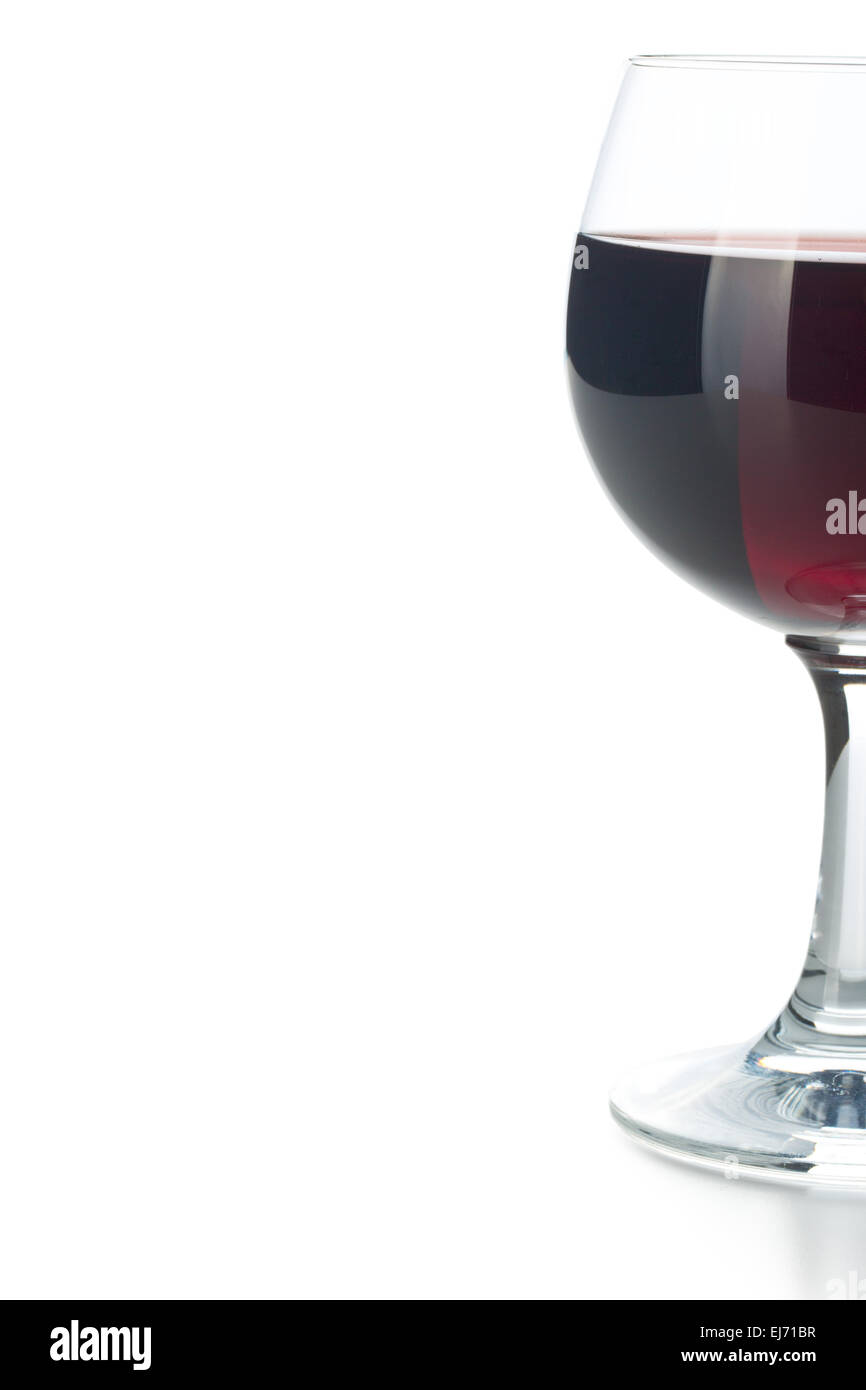 Bicchiere di vino rosso su sfondo bianco Foto Stock