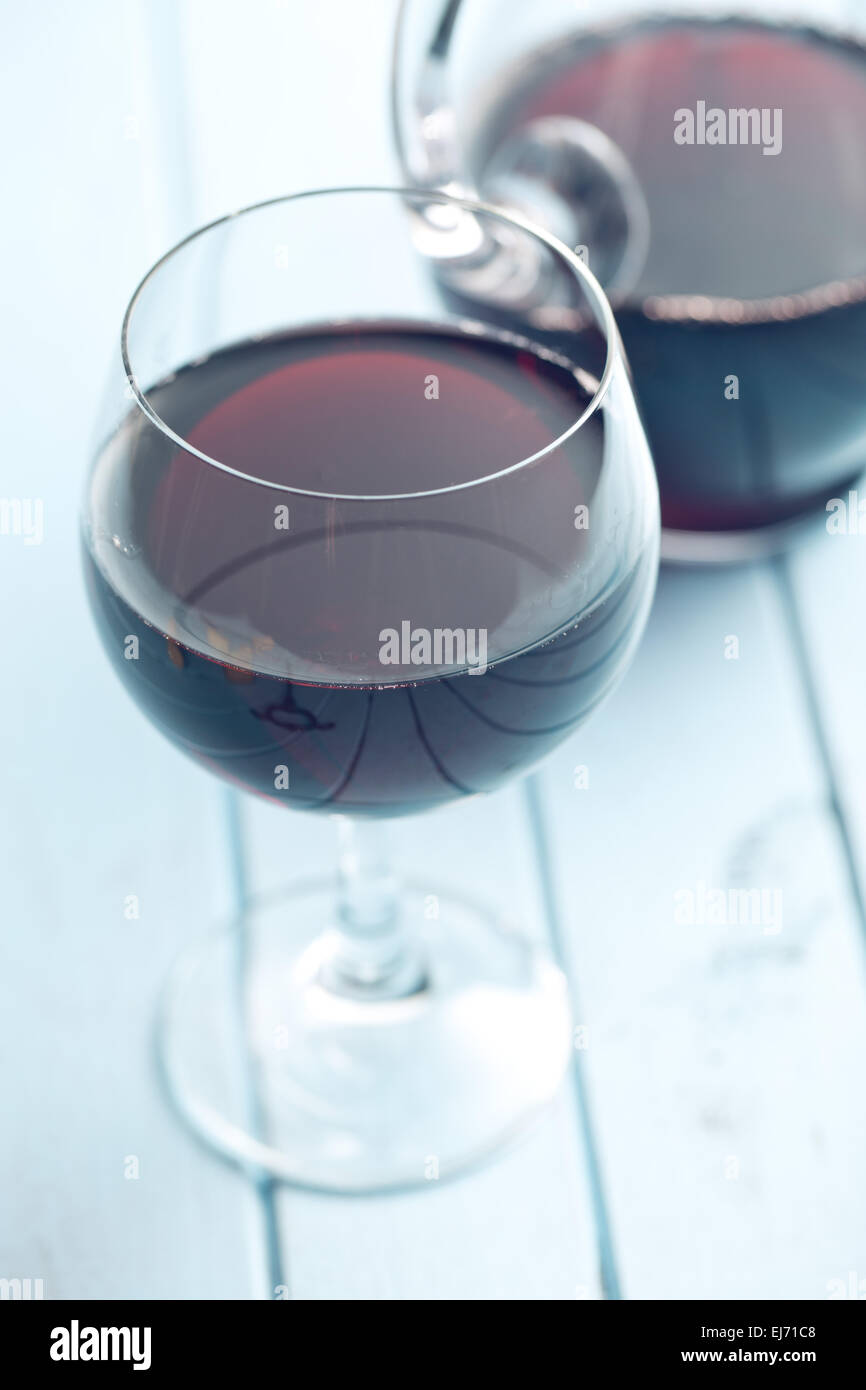 Bicchiere di vino rosso sul tavolo da cucina Foto Stock