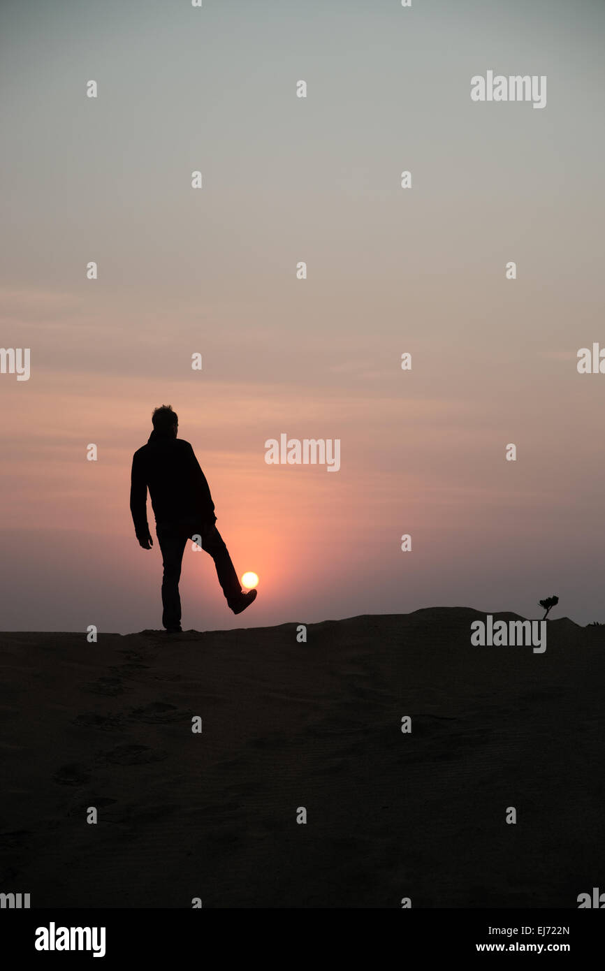 L'uomo stagliano sunrise, Chintsa, Sud Africa Foto Stock