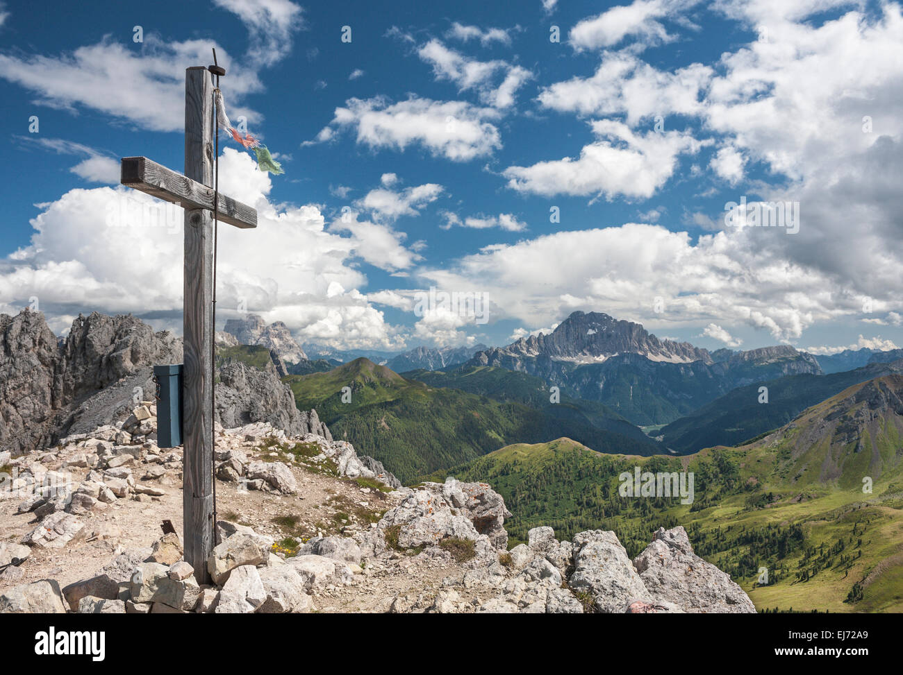 Vertice di croce di Mt Settsass, 2,571 m, Monte Civetta, 3220 m, sul retro, Cortina d'Ampezzo, Veneto, Dolomiti, Italia Foto Stock