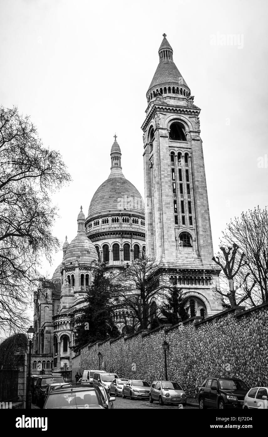 In arrivo in salita a la cattedrale del Sacre Coeur di Parigi, Francia. In bianco e nero. Foto Stock