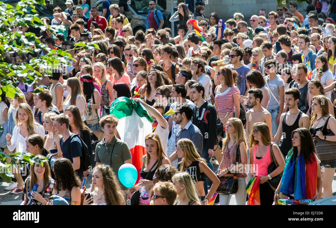 La folla con i giovani a Gay Pride Strasburgo Alsace Francia Europa Foto Stock