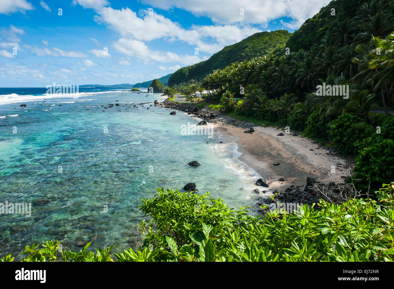 Spiaggia rocciosa sulla costa est di Tutuila island, Samoa Americane, Sud Pacifico Foto Stock