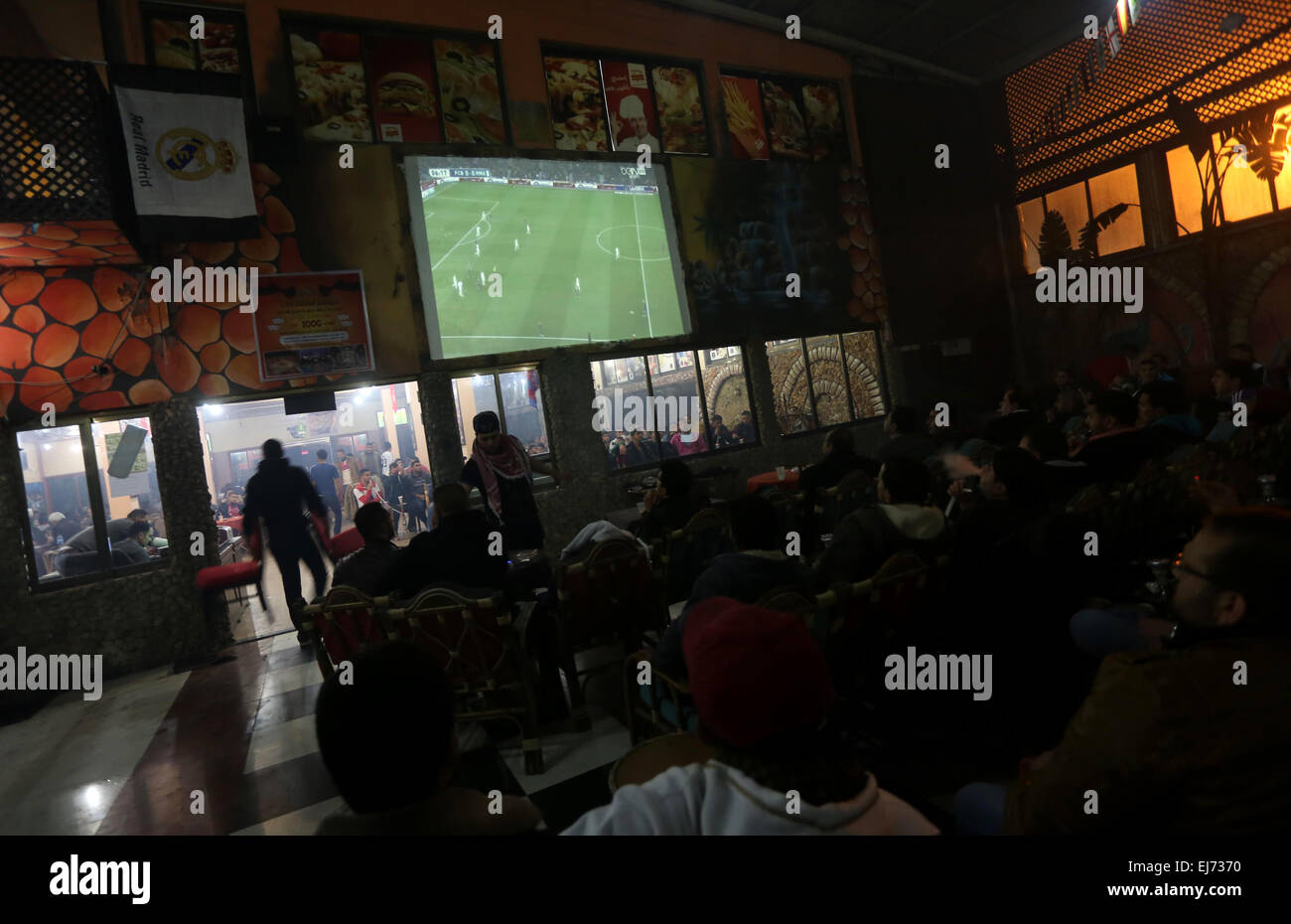 Marzo 22, 2015 - Gaza City, nella Striscia di Gaza, Territori palestinesi - giovani palestinesi guardare una partita di calcio di Barcellona il team contro il Real Madrid team durante la fine della loro prima divisione spagnola ''Clasico " partita di calcio presso il cafe, nella Striscia di Gaza City il 22 marzo 2015. Barcellona ha vinto 2-1 contro il Real Madrid (credito Immagine: © Mohammed Asad/immagini APA/ZUMA filo) Foto Stock