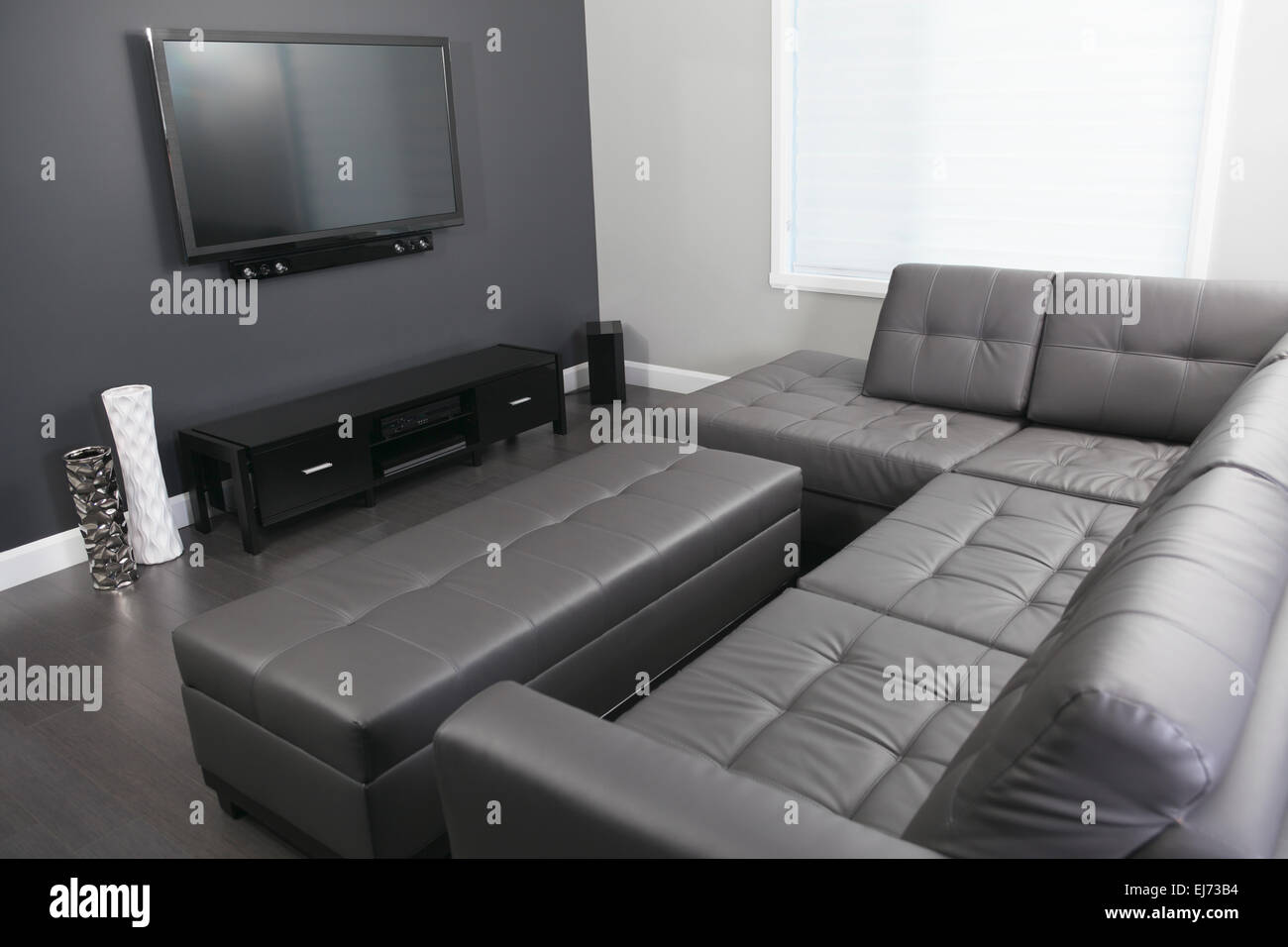 Grigio e bianco soggiorno con tv e divano Foto Stock