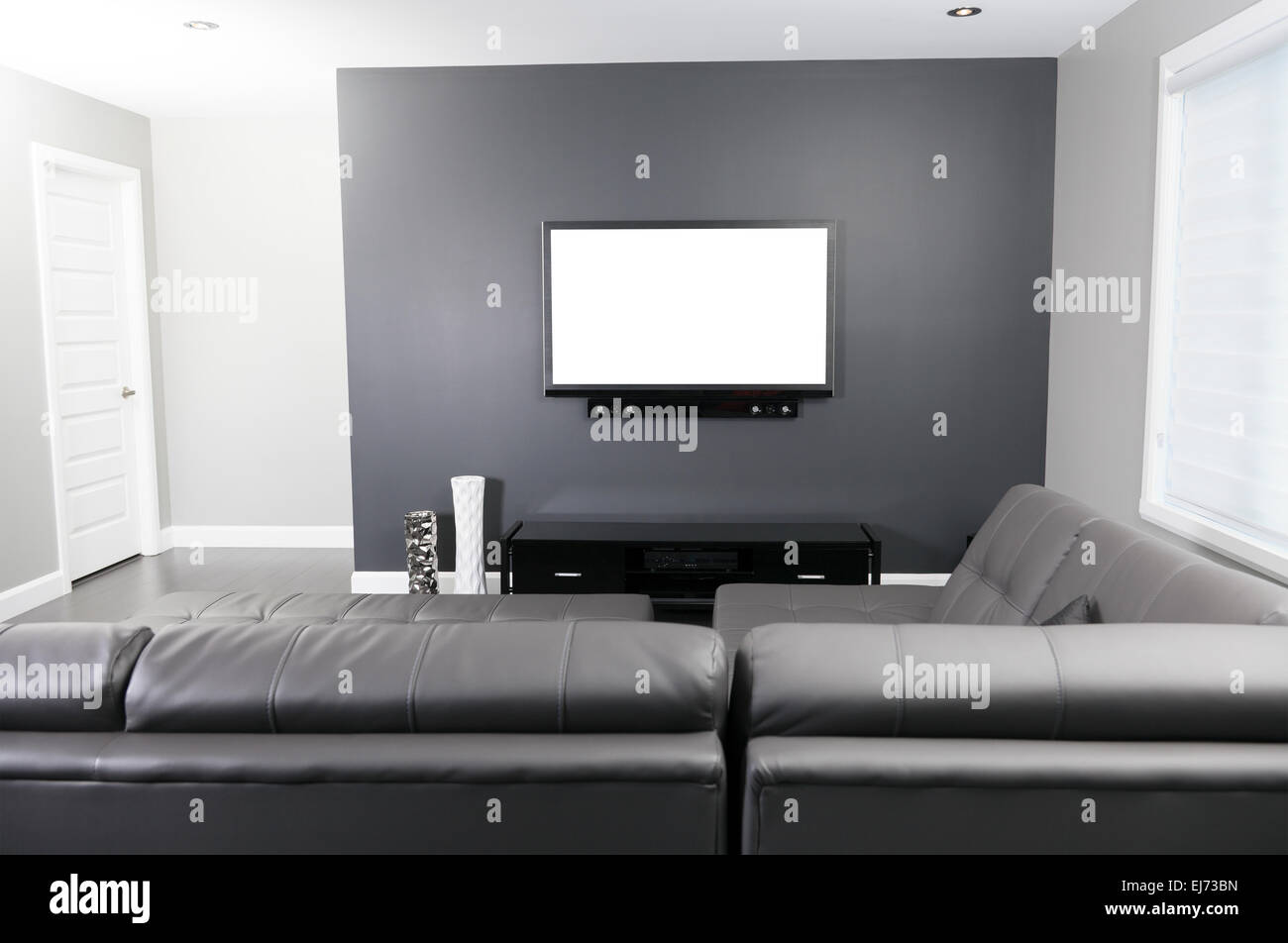 Grigio e bianco soggiorno con tv e divano Foto Stock