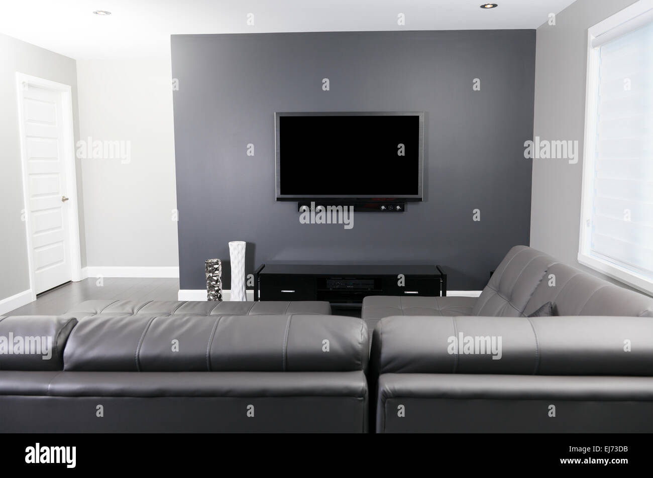 Grigio e bianco soggiorno con tv e divano Foto Stock