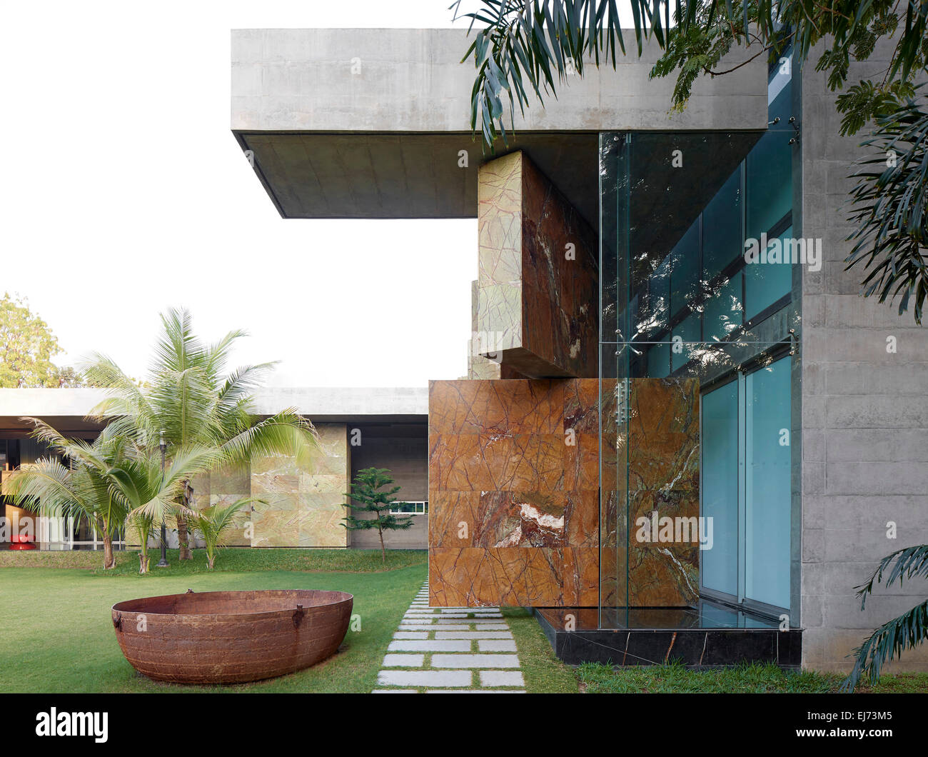 Vista complessiva da giardino con pareti di facciata in posizione aperta. Casa con pareti, Ahmedabad, India. Architetto: Matharoo Associates, Foto Stock