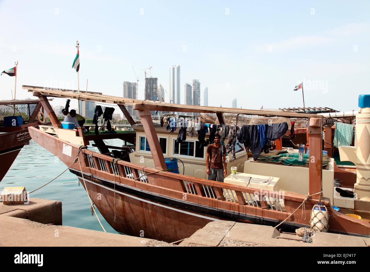 Abu Dhabi pesca lavaggio dhow appeso fuori.. Foto Stock