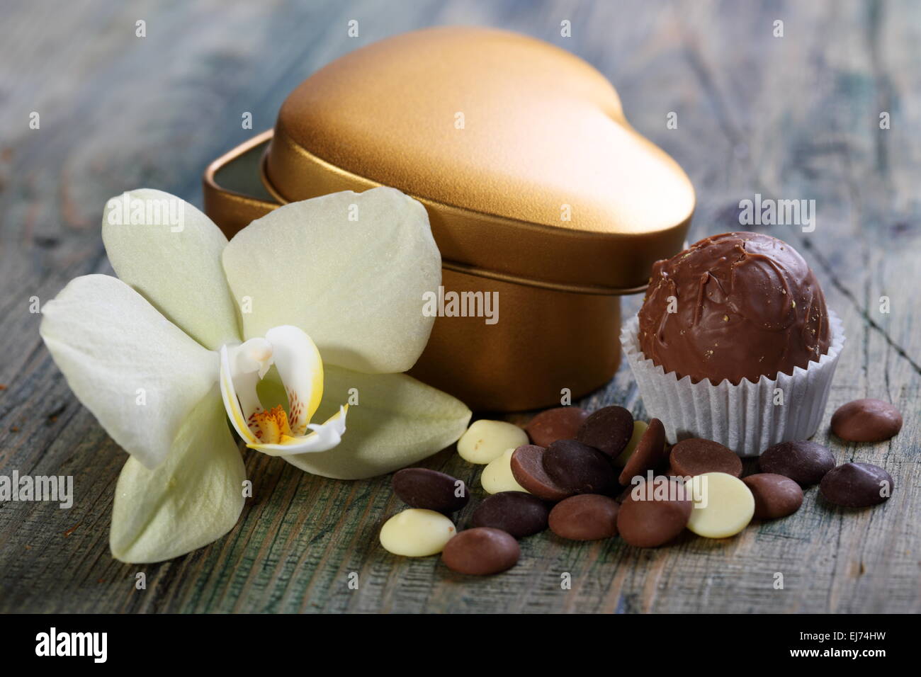 Cioccolatini fatti a mano e fiori. Foto Stock