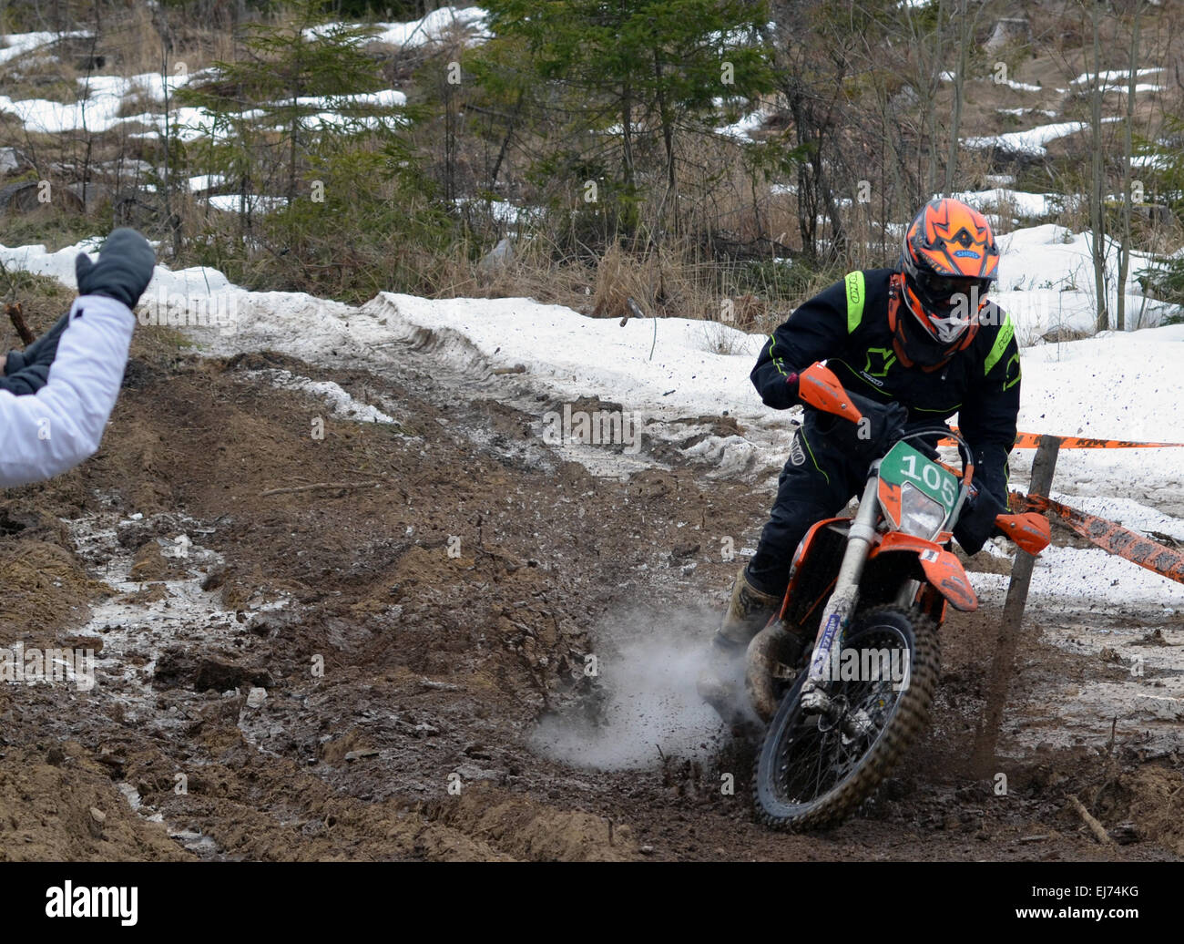 Una moto da enduro rider la guida nel famoso lago Päijänne gara di enduro in Finlandia. KTM Moto Foto Stock